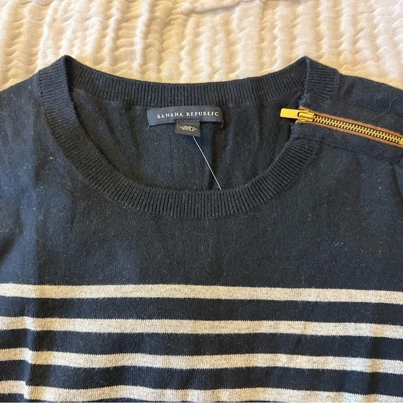 Banana republic crew neck navy and grey striped sweater - Picture 3 of 8